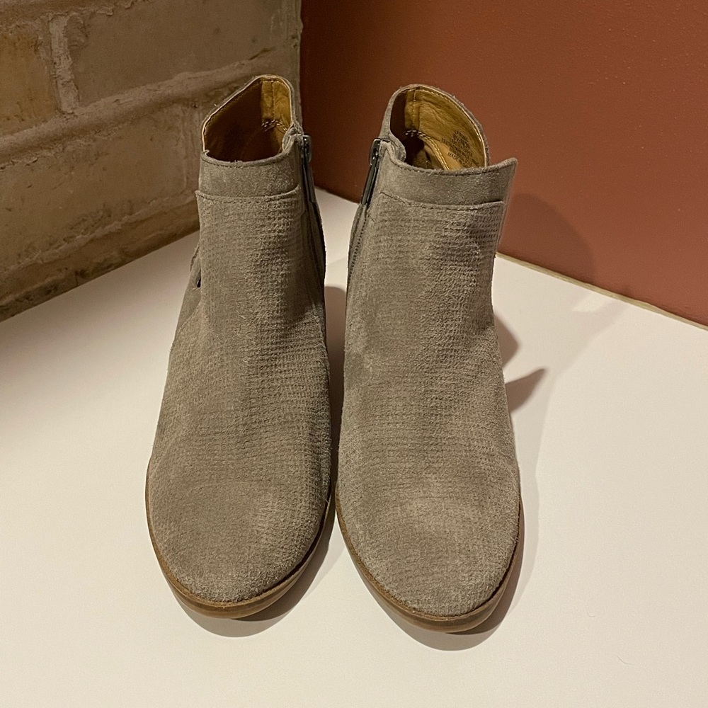 Lucky Brand LP-Ponic Women’s 8.5M taupe grey side zip heeled ankle booties - Picture 2 of 12